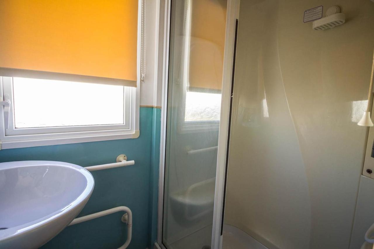 Hotel Lovely Caravan With Wifi At Broadland Sands In Suffolk Ref 20035Bs Hopton on Sea Exterior foto